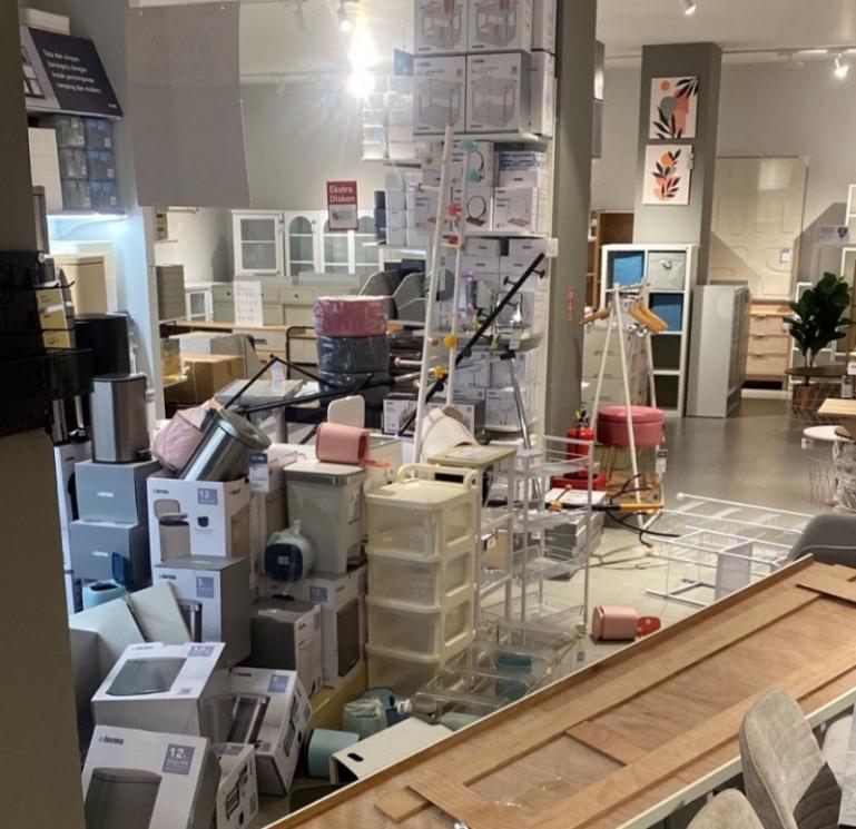 Kondisi salah satu kantor alami kerusakan pasca gempa di Kota Tarakan, Kalimantan Utara, Rabu (5/11/2025). (dok : bpbd kota tarakan)