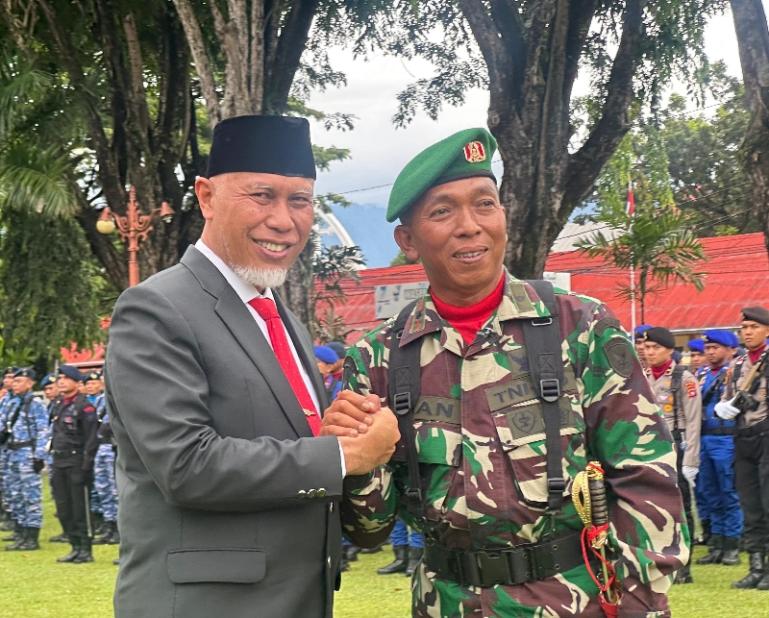 Gubernur Mahyeldi bersama komandan upacara seusai peringatan Hari Pahlawan di halaman kantor Gubernur Sumbar, Senin (10/11/2025). IST