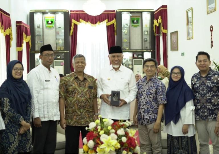Gubernur Sumbar, Mahyeldi saat menerima rombongan dari ITB yang akan lakukan Pengabdian Kepada Masyarakat di Mentawaiz, Jumat (7/11/2025). IST