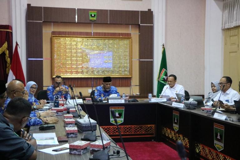 Gubernur Sumbar Mahyeldi Ansharullah menjalani prosesi verifikasi lapangan pengusulan Tanda Kehormatan Satyalancana Wira Karya di Istana Gubernuran, Senin (17/11/2025). IST