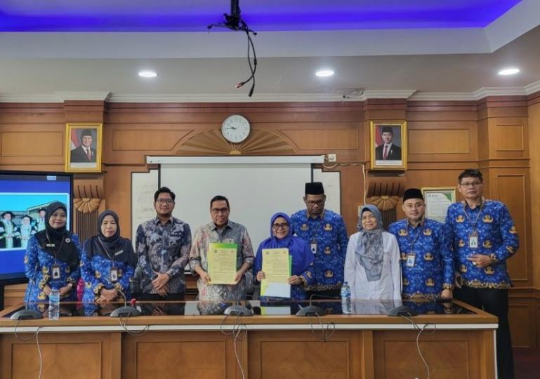 Foto seusai penandatanganan kerja sama FIB Unand dengan Kampung Inggris Alinia, di Padang, Senin (10/11/2025). IST