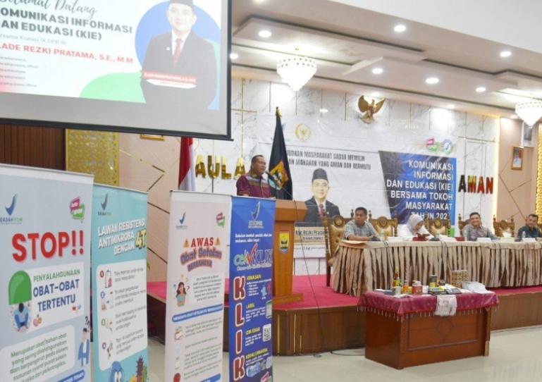 Wali Kota Pariaman, Yota Balad membuka sosialisasi KIE yang dihadiri Anggota Komisi IX DPR RI, Ade Rezki Pratama, Sabtu (1/11/2025). IST