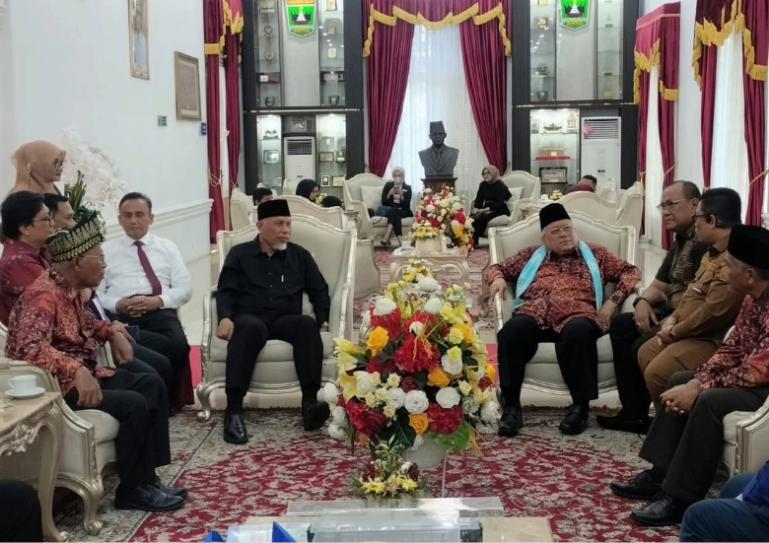 Gubernur Sumbar, Mahyeldi saat menerima Presiden WADAH Malaysia, Dato' Haji Ahmad Azam Ab Rahman dan rombongan di Istana gubernur, Senin (10/11/2025). IST