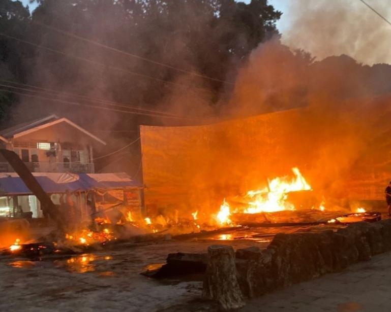 Kondisi monumen kapal Siti Nurbaya yang hangus terbakar pada Minggu (2/11/2025). IST