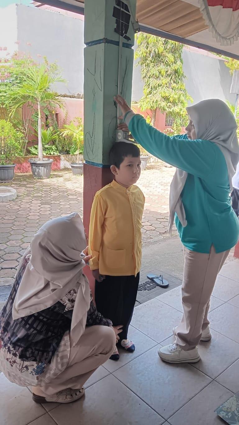 Seorang murid SLB Bina Bangsa Tanah Sirah Kecamatan Lubukbegalung menjalani pengukuran tinggi saat cek kesehatan gratis bersama Puskesmas Lubukbegalung, Jumat (7/11/2025) lalu. IST