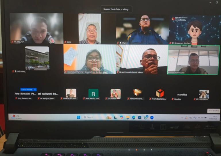 Ketua Bawaslu Sumbar, Alni memimpin RDK bersama jajarannya di bagian keuangan dan Bawaslu kabupaten kota secara daring, Senin (24/11/2025). IST
