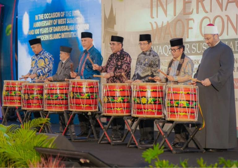 Gubernur Sumbar Mahyeldi bersama Ketua MPR RI, Ahmad Muzani dan utusan dari internasonal memukul gendang tanda dimulainya Konferensi Wakaf Internasional 2025 yang dipusatkan di Kota Padang, Sabtu (15/11/2025). IST