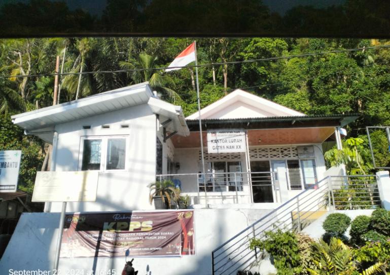 Kantor Lurah Gates Nan XX Kecamatan Lubuk Begalung, Kota Padang, disiapkan jadi tempat evakuasi sementara bagi warga terdampak bencana. IST