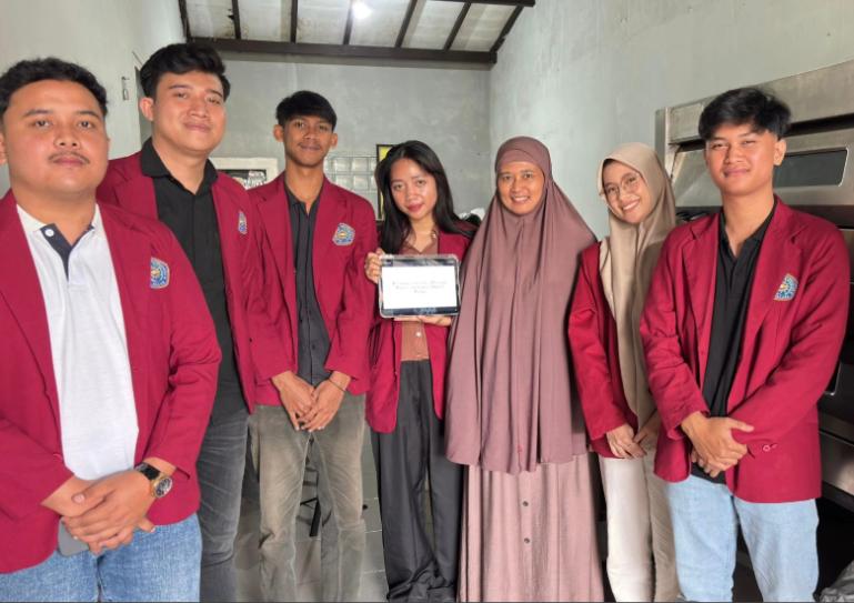 Adib Fuadil Khairi bersama rekan-rekan kampusnya saat sosialisasi SPP-IRT kepada pelaku usaha 