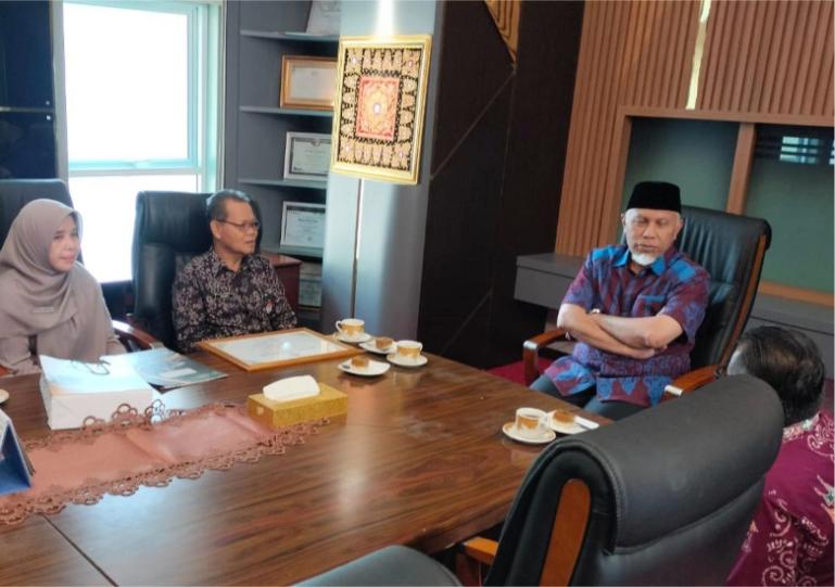 Gubernur Sumbar, Mahyeldi saat menerima audensi pimpinan Museum Adityawarman di ruang kerjanya, Kamis (6/11/2025). IST