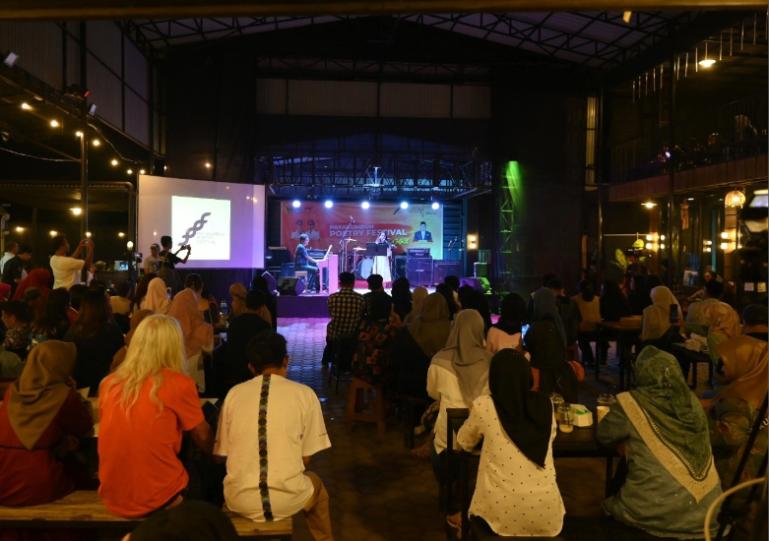 Para penonton menyaksikan penyair membacakan puisinya di gelaran Payakumbuh Poetry Festival (PPF) beberapa waktu lalu. (dok : ppf)