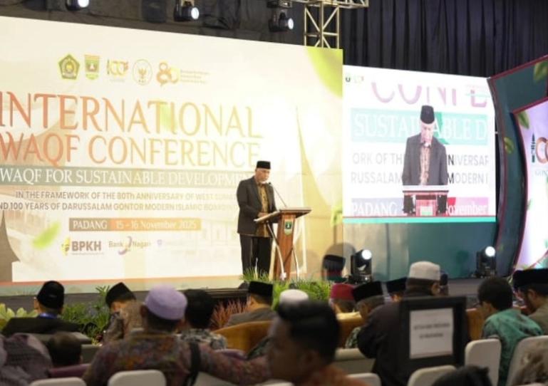 Gubernur Sumbar, Mahyeldi jadi pembicara dalam acara Konferensi Wakaf Internasional di Padang, Minggu (16/11/2025). IST
