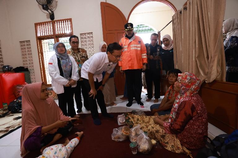 Menkes RI Budi Gunadi Sadikin berdialog dengan korban banjir bandang di kawasan Lubuk Minturun, Kota Padang, Jumat (28/11/2025). IST