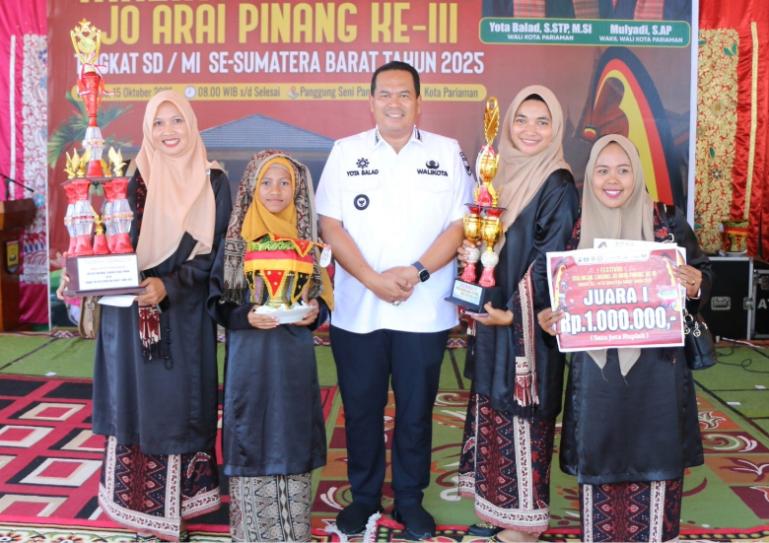 Wali Kota Yota Balad bersama pemenang Festival Malingka Carano tingkat Sumbar di Pariaman Timur, Rabu (15/10/2025). IST