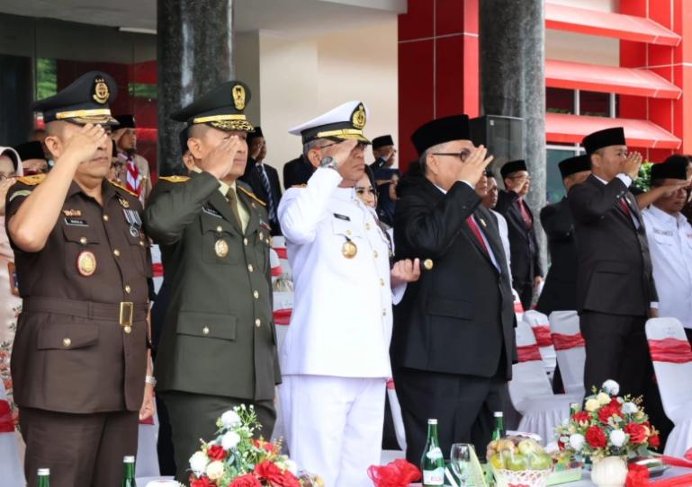 Ketua DPRD Sumbar Muhidi saat menghadiri upacara peringatan Hari Pahlawan di halaman Kantor Gubernur Sumbar, Senin (10/11/2025). IST