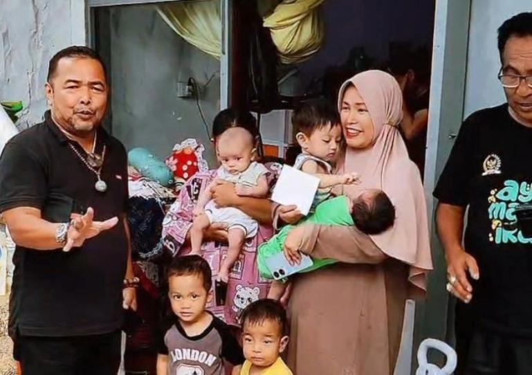 Tim Peduli Banjir Bandang Sumatera Barat (Sumbar) diwakili Adrian Tuswandi dan Ketua FWP Sumbar, Novrianto Ucok serahkan bantuan pada Panti Asuhan Jasmin Nabilah Inayah, Padang, Minggu  (30/11/2025). IST