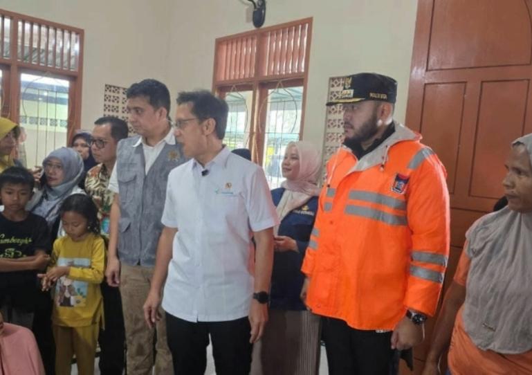 Wali Kota Padang, Fadly Amran saat dampingi Menkes RI, Budi Gunadi Sadikin, ke Posko Korban Terdampak Banjir di Lubuk Minturun, Kecamatan Koto Tangah, Jumat (28/11/2025). IST
