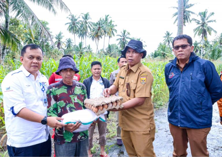 Wawako Mulyadi bersama pimpinan Bank Nagari Cabang Pariaman, Budi R Setiawan, serahkan bantuan pada warga Kota Pariaman yang terdampat banjir Selasa (25/11/2025). IST
