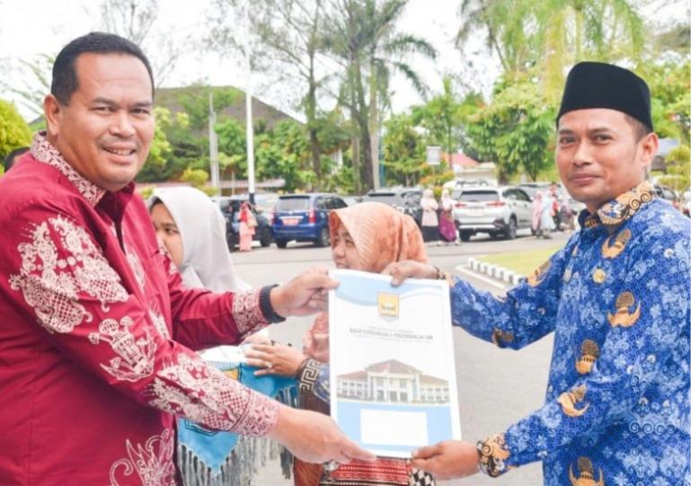 Wali Kota Yota Balad secara simbolis serahkan SK pengangkatan PPPK yang baru kepada salah seorang PPPK di Pariaman, Kamis (9/10/2025). IST