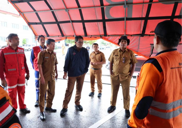 Wawako Mulyadi memeriksa keberadaa tenda posko darurat yang didirikan BPBD Kota Pariaman sebagai langkah antisipasi bencana hidrometeorologi, Selasa (25/11/2025). IST