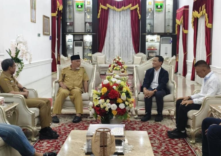 Gubernur Mahyeldi bersama pihat Pertamina dan Dinas ESDM Sumbar membahas langkah antisipasi kelangkaan BBM yang sempat terjadi beberapa hari belakang, Sabtu (8/11/2025). IST