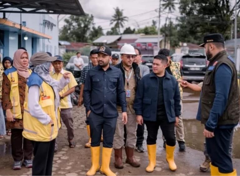 Anggota DPR RI asal Sumbar, Zigo Rolanda bersama Kepala BPPW Sumbar Maria Doeni Isa, Wali Kota Padang Fadly Amran meninjau intek PDAM Kota Padang yang rusak pasca banjir, Sabtu (29/11/2025). IST