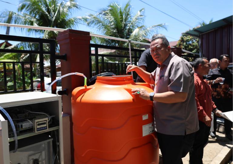 Wali Kota Yota Balad mengecek kualitas air hasil filterisasi air dari  CCR Japan di SMP Negeri 2 Pariaman, Kamis (30/10/2025). IST