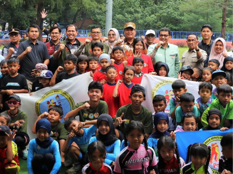 Wali Kota Pariaman, Yota Balad bersama para atlet sepatu roda yang akan bertanding di Kejurda Sepatu Roda 2025 tingkat Sumbar, Jumat (21/11/2025). IST