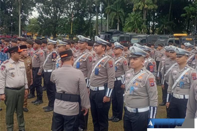 Kapolda Sumbar, Irjen Pol Gatot Tri Suryanta bersama Wakil Wali Kota Padang, Maigus Nasir dan Kalaksa BPBD Sumbar, Era Sukma Munaf memeriksa pasukan ketika Apel Kesiapagaan Bencana di Lapangan Imam Bonjol Padang,Selasa (4/11/2025). (dok : arunala.com)