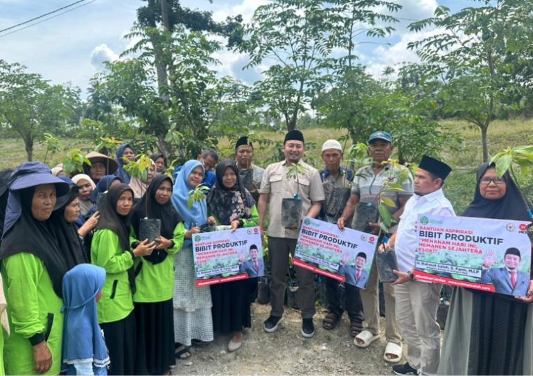 Anggota Komisi IV DPR RI, Rahmat Saleh saat serahkan bantuan bibit unggul kepada petani di daerah Paninggahan, Kabupaten Solok, Sabtu (15/11/2025) kemarin. IST