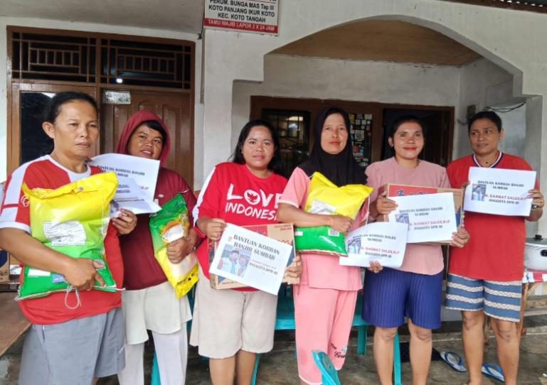 Warga terdampak bencana di Kota Padang menerima bantuan yang diserahkan  Anggota Komisi IV DPR RI Fraksi PKS, Rahmat Saleh, Sabtu (29/11/2025). IST