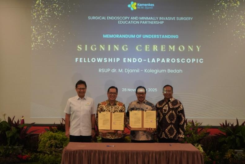 Penandatanganan kerja sama Fellowship Endo-Laparoscopic antara RSUP Dr. M. Djamil dan Kolegium Bedah yang ditandatangani oleh Direktur Utama RSUP Dr. M. Djamil Dr. dr. Dovy Djanas, Sp.OG, KFM, MARS, FISQua dan Ketua Kolegium Bedah dr. Supriyanto Dharmoredjo, Sp.B, FINACS, M.Kes. Penandatanganan kerja sama tersebut disaksikan oleh Menteri Kesehatan Budi Gunadi Sadikin dan Direktur Jenderal Kesehatan Lanjutan dr. Azhar Jaya, SH, SKM, MARS. IST