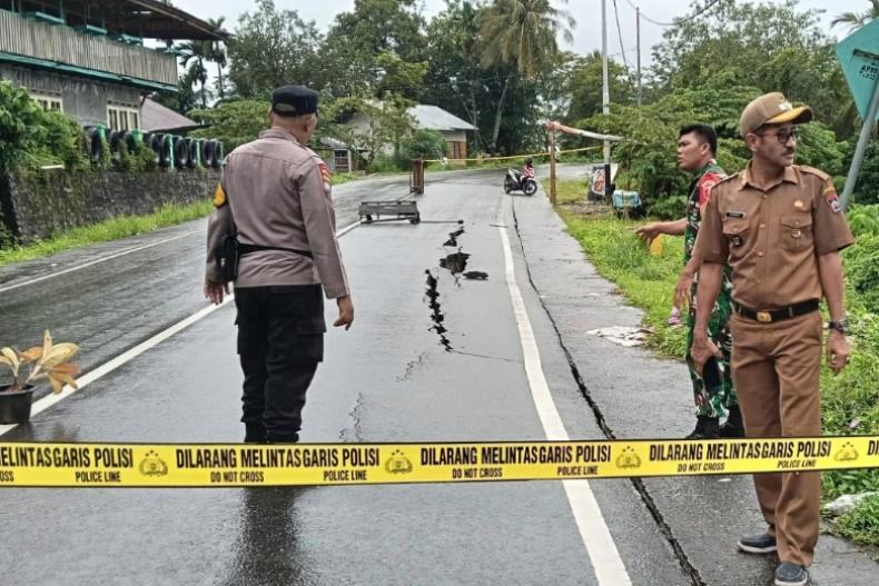 Kondisi jalan di Bukit Peti-Peti, Kelurahan Teluk Bayur, terancam amblas karena ada retakan di badan jalan, Senin (24/11/2025). IST