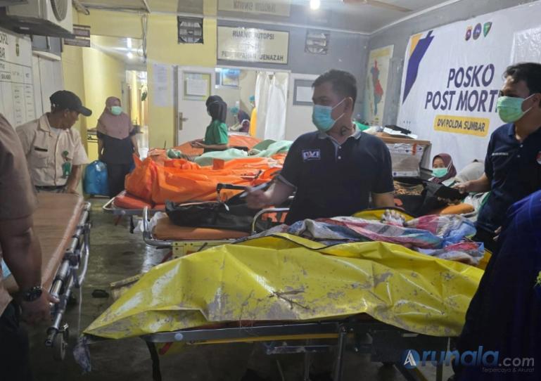 Petugas dari Rumkit Bhayangkara Polda Sumbar kembali menerima 18 jenazah korban banjir yang akan diidentifikasi, Jumat (28/11/2025). (dok : arunala.com)