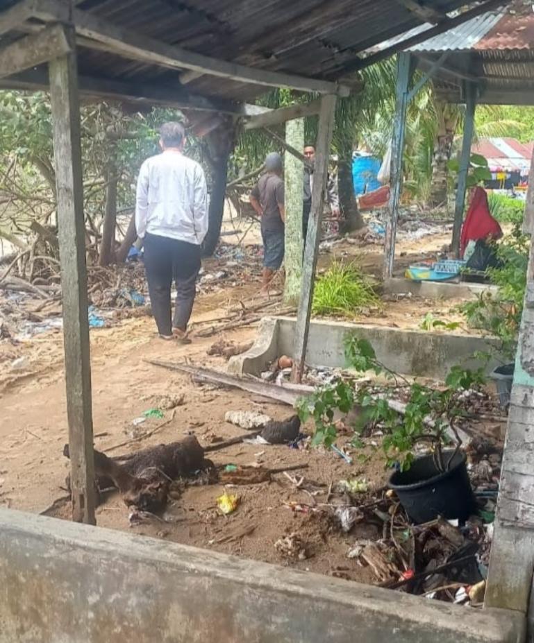 Salah satu rumah warga di Sungai Beremas, Kelurahan Gates Nan XX terdampak banjir ROB pada Jumat dini hari (7/11/2025). IST