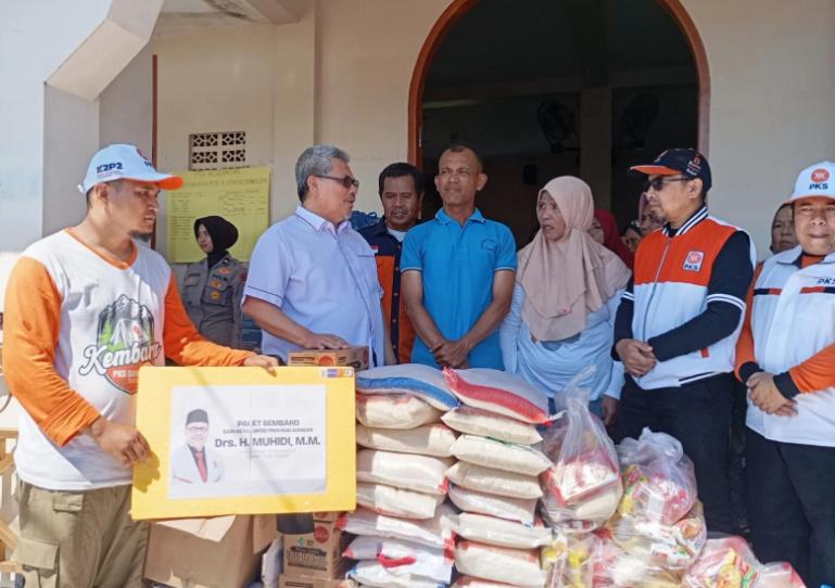Ketua DPRD Sumbar, Muhidi saat serahkan bantuan kepada warga terdampak bencana di Kota Padang, Sabtu (29/11/2025). IST