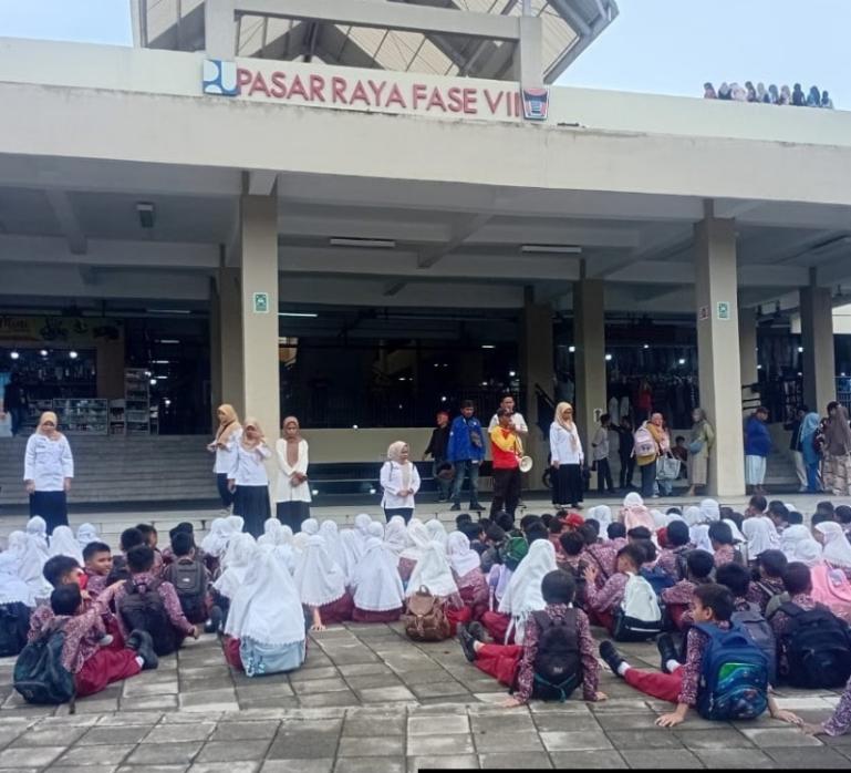 Siswa SD 11 Belakang Tangsi saat ikuti simulasi gempa dan tsunami yang digelar serentak di Kota Padang, Rabu (5/11/2025). (dok : arunala.com)