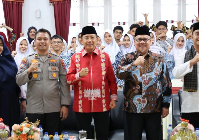 Ketua DPRD Sumbar, Muhidi bersama Kepala Dinas Kebudayaan Sumbar, Jefrinal Arifin saat membuka Skolart Fest 2025, di Padang, Sabtu (1/11/2025).  IST