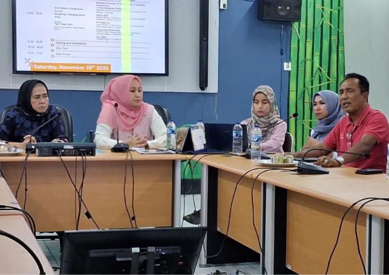 Kepala Dispar Sumbar, Lila Yanwar dan Chairwoman WIES, Sari Lenggogeni saat jumpa pers dengan sejumlah media di kantor Dispar Sumbar, Jumat (14/11/2025. IST