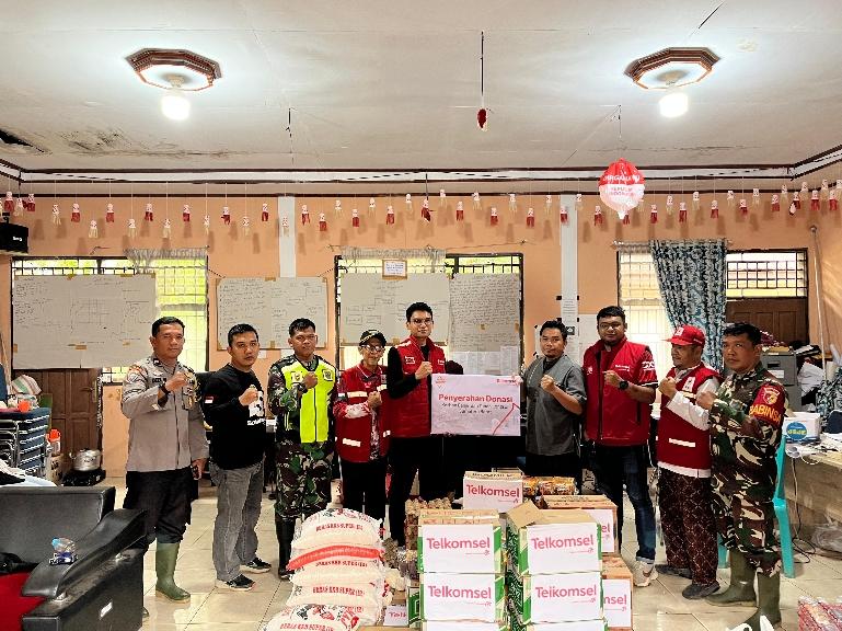 Telkomsel menyalurkan bantuan untuk korban banjir dan longsor Sumbar. IST
