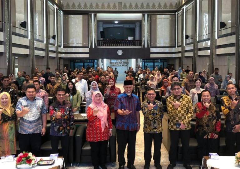 Gubernur Mahyeldi mendampingi Deputi Kemenko Perekonomian, Ferry Irawan saat sosialisasi pembiayaan kreatif daerah untuk pembangunan infrastruktur di Padang, Kamis (6/11/2025). IST