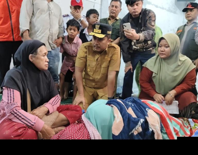 Wagub Sumbar, Vasko Ruseimy meninjau kondisi warga terdampak banjir di Nagari Kampung Galapung, Kecamatan Ulakan, Padangpariaman, Senin (24/11/2025).  IST