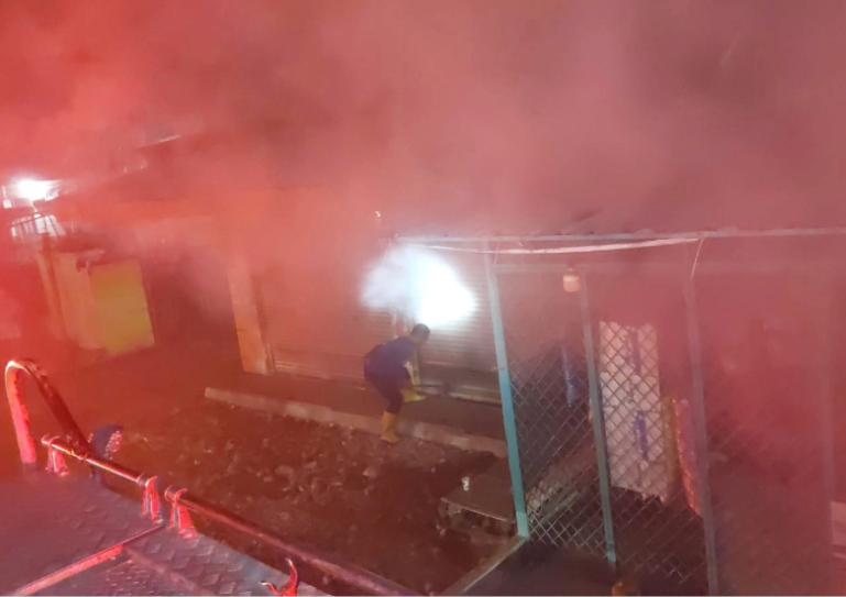 Warga berusaha memadamkan api yang hidup dalam sebuah toko grosir di Simpan Haru, Padang Timur, Kamis (13/11/2025) malam. IST