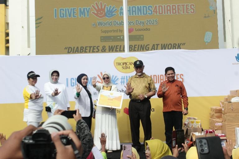 Gubernur Sumbar Mahyeldi Ansharullah bersama Area Marketing Nutrifood Sumbar Akhiarni #Hands4Diabetes saat World Diabetes Day di halaman Kantor Gubernur Sumbar, Minggu (16/11/2025). IST