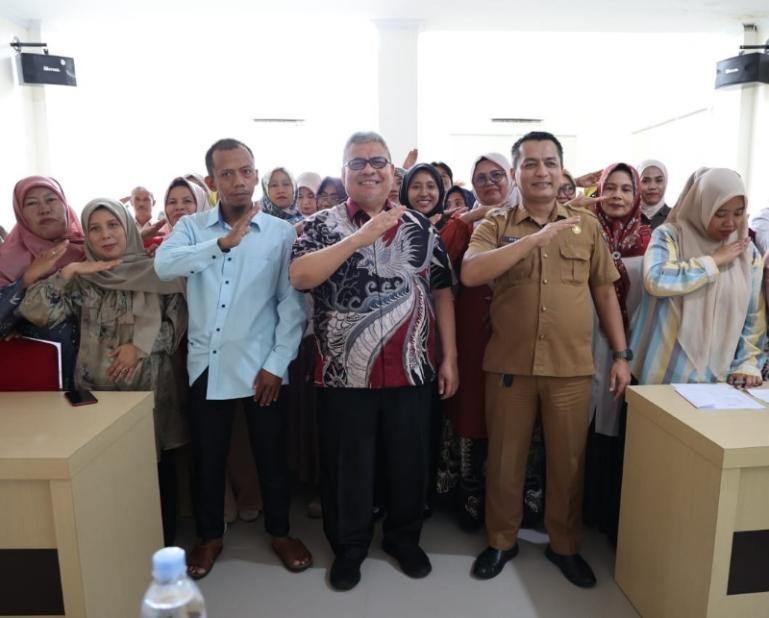 Ketua DPRD Sumbar Muhidi bersama pelaku UMKM saat bimtek peningkatan kapasitas angkatan 13, di Padang, Senin (10/11/2025). IST