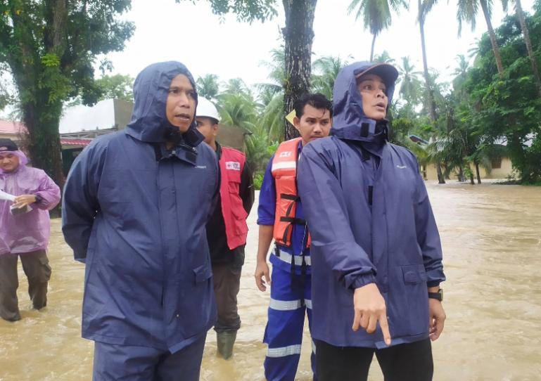 Wakil Wali Kota Pariaman, Mulyadi didampingi Sekretaris Kota (Sekko) Pariaman, Afrizal Azhar saat meninjau titik titik banjir yang tersebar di sejumlah desa di kota itu, Kamis (27/11/2025). IST