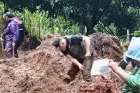 Aksi Gerak Cepat, Mahyeldi Langsung Terjun Bersihkan Material Bencana Longsor