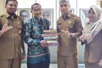 Dinas Perpustakaan Sumbar Terima 18 Judul Buku dari Pustaka Artaz