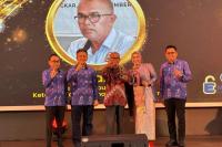 Komit Perjuangkan Keterbukaan Informasi, Almudazir Raih Penghargaan AMP 2025 KI Sumbar