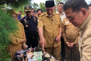 Mendag Lepas 27 Ton Gambir Sumbar ke India